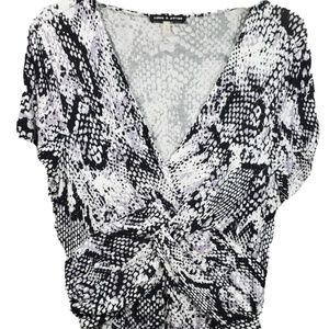 cable & gauge XL Women's Snakeskin Short Sleeve V-Neck Crossover Stretch Top